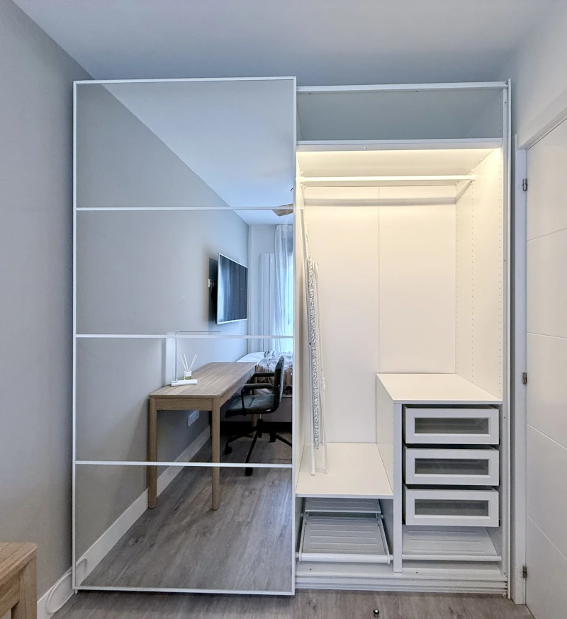 Dormitorio individual con Smart TV y escritorio en calle María Cristina