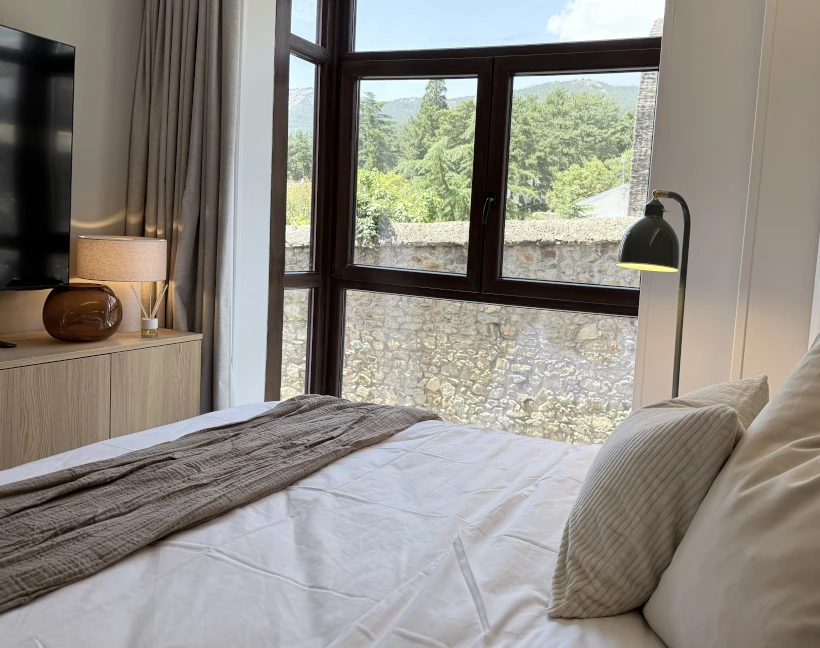 Dormitorio principal con cama de matrimonio de 150 y mesa de estudio