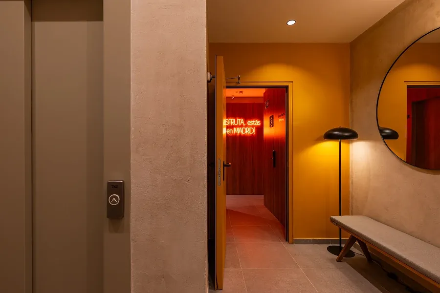 Interior habitación con terraza MA 24